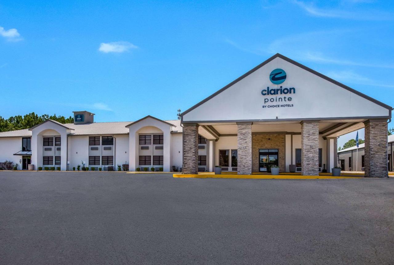 Clarion Pointe Marshall Exterior photo